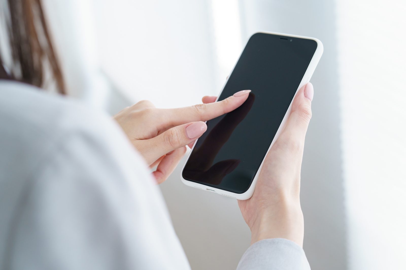 スマホの通知設定を見直す女性