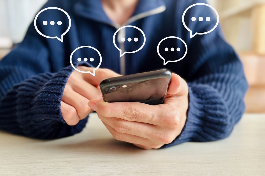 メール通知のバッジが表示されたスマホ