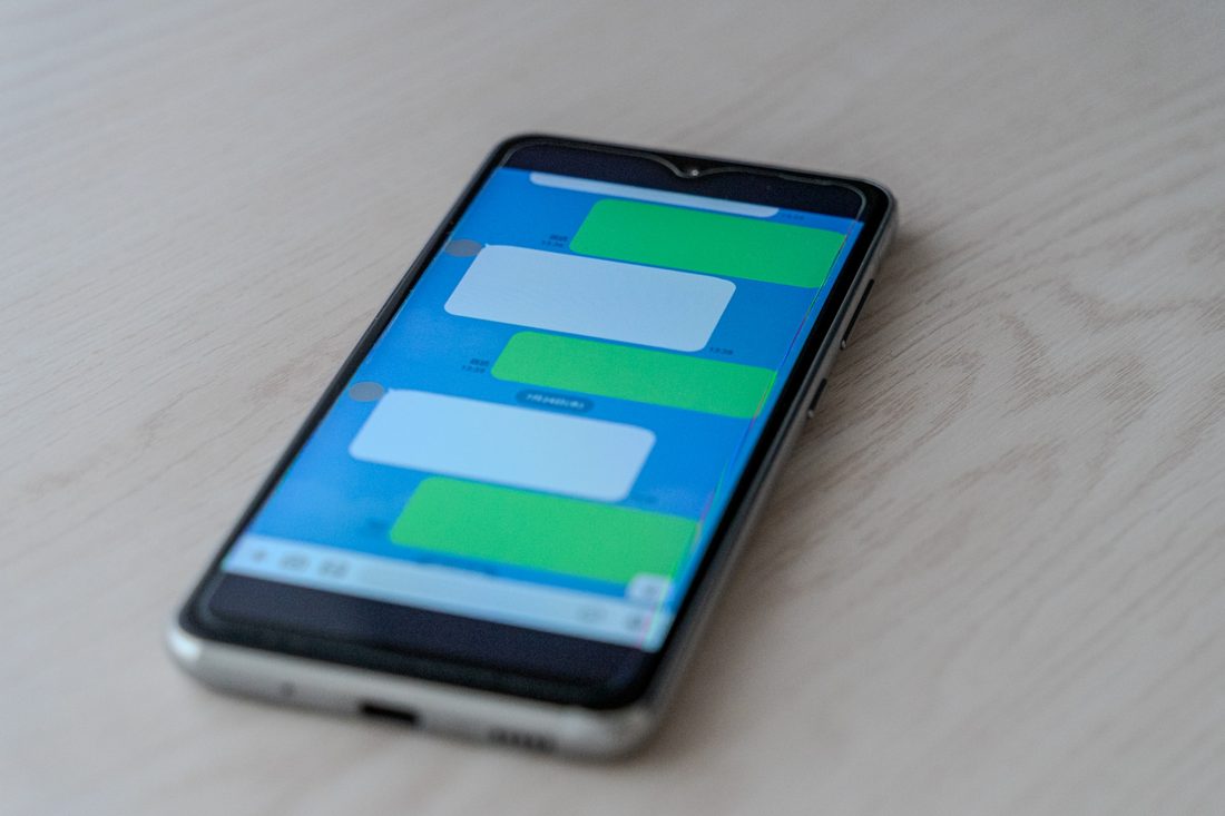 通知ベルのアイコンとスマホ